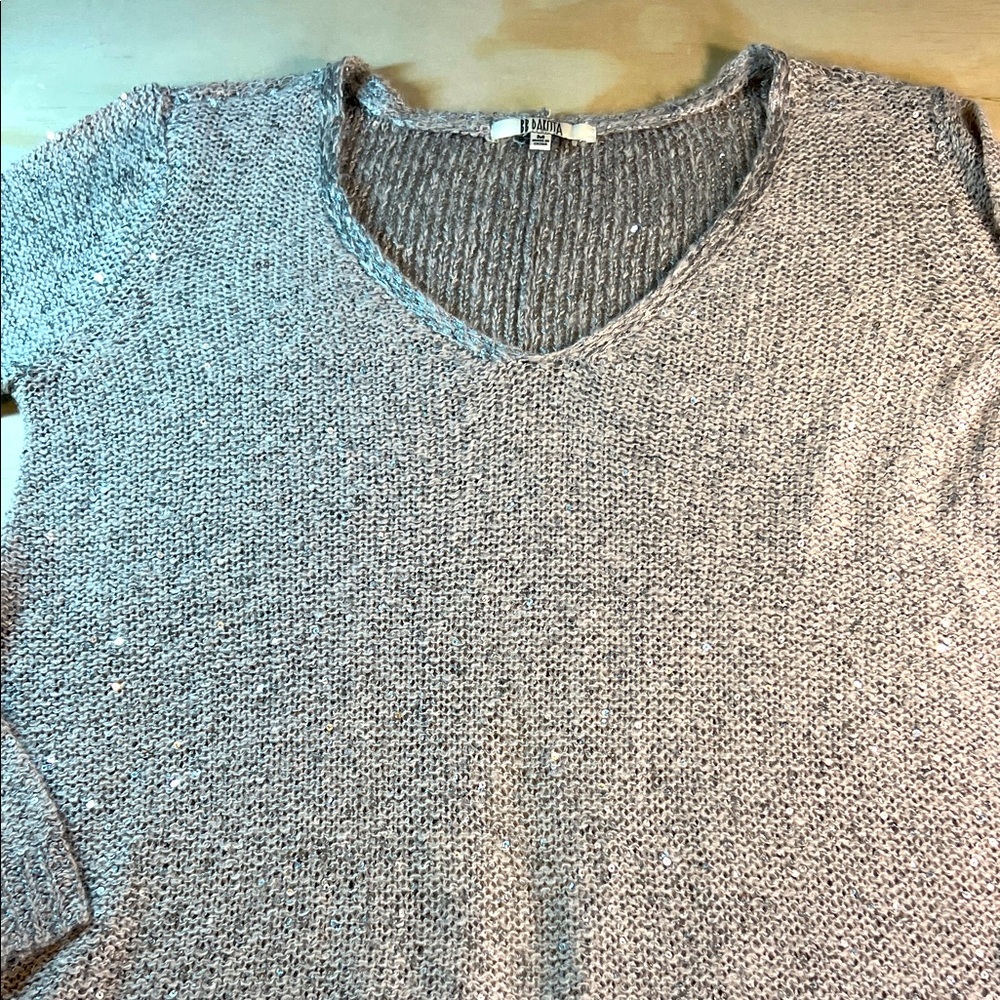 BB Dakota Light Gray V-Neck Sweater that shimmers Sz M